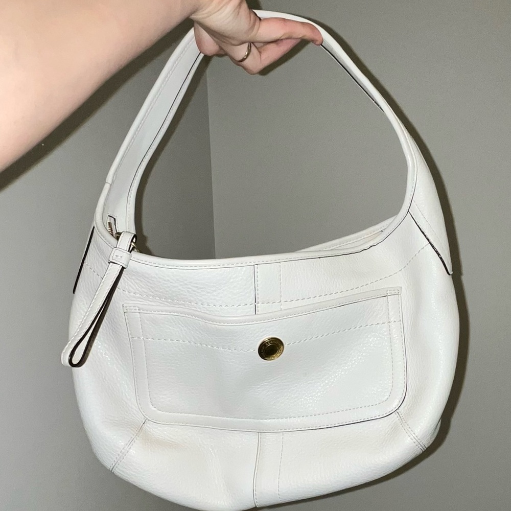White coach Shoulder bag , almost new barely used .